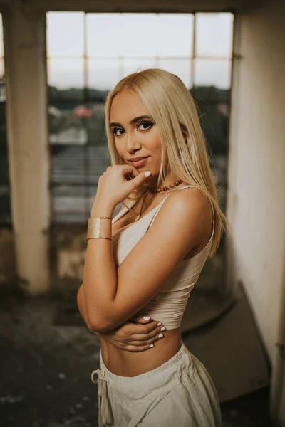 Eine Vertikale Aufnahme Einer Sexy Bosnischen Blondine Mit Bauchfreiem Oberteil — Stockfoto