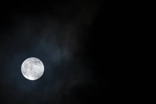 Volle Maan Een Donkerblauwe Hemel Met Veel Negatieve Ruimte — Stockfoto