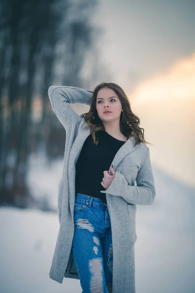 Ett Porträtt Vuxen Kvinna Med Långt Brunett Hår Jeans Med — Stockfoto