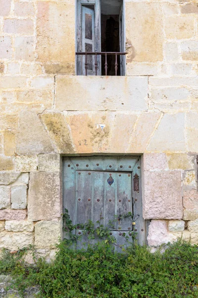 Vertikal Bild Ett Ålderdomligt Bostadshus Valpuesta Spanien — Stockfoto