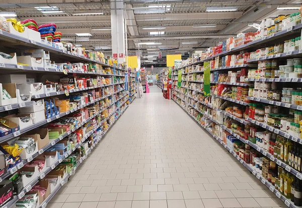 Targu Mures Roemenië Apr 2021 Planken Met Verschillende Producten Auchan — Stockfoto