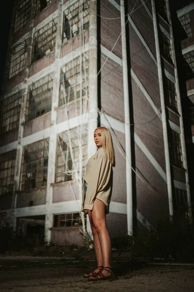 Vertical Shot Sexy Bosnian Blonde Woman Wearing Crop Top Posing — Stock Photo, Image