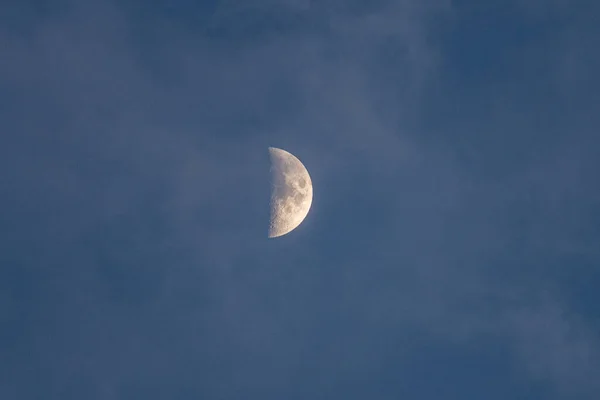 Első Negyed Holdjának Közelsége Felhős Égbolton — Stock Fotó