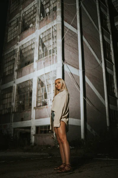 Shallow Focus Blonde Woman Wearing Loose Shirt Posing Outdoors Night — Stock Photo, Image