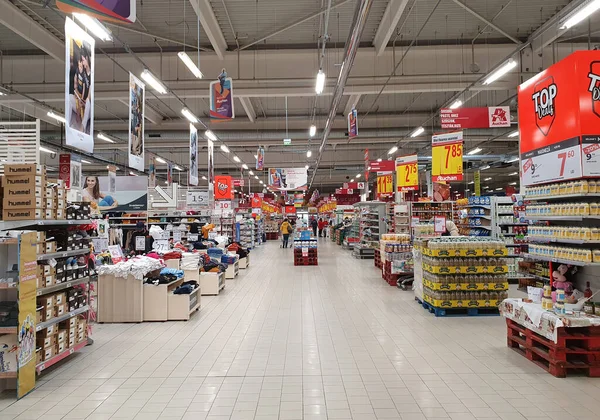 Targu Mures Rumänien April 2021 Regale Mit Verschiedenen Produkten Auchan — Stockfoto