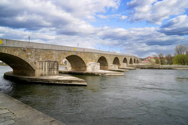 Krásný Výhled Starý Kamenný Most Přes Řeku Dunaj Regensburgu Německo — Stock fotografie