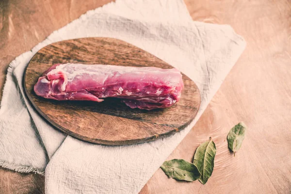 Een Stuk Rauwe Varkenshaas Een Snijplank Met Kruiden Tafel — Stockfoto