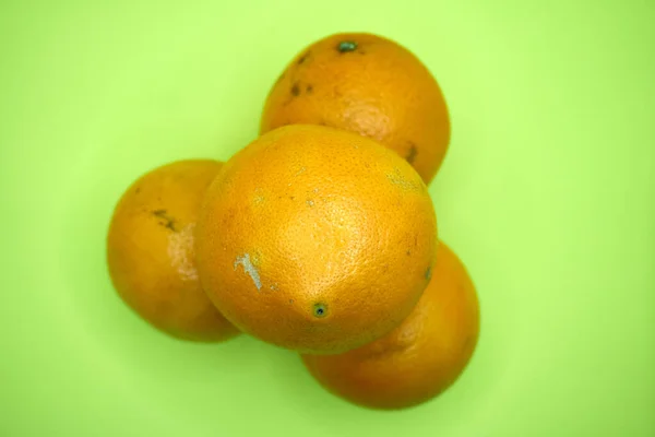 Egy Közeli Kép Néhány Narancsról Zöld Háttérrel — Stock Fotó
