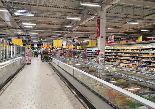 Targu Mures Romania Kwietnia 2021 Półki Różnymi Produktami Sklepie Auchan — Zdjęcie stockowe