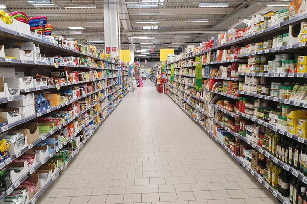 Targu Mures Roemenië Apr 2021 Planken Met Verschillende Producten Auchan — Stockfoto