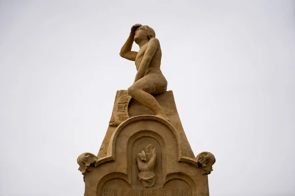 Bajo Ángulo Escultura Viejo Puente Piedra Bajo Cielo Nublado Ratisbona — Foto de Stock