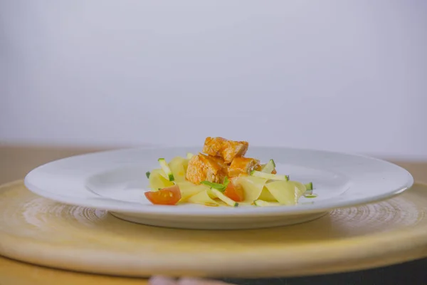 Portion Läcker Pumpa Karamell Med Ost Zucchini Tomater Och Grönt — Stockfoto