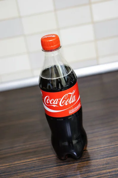 Poznan Polen Apr 2016 Plastic Fles Coca Cola Houten Tafel — Stockfoto