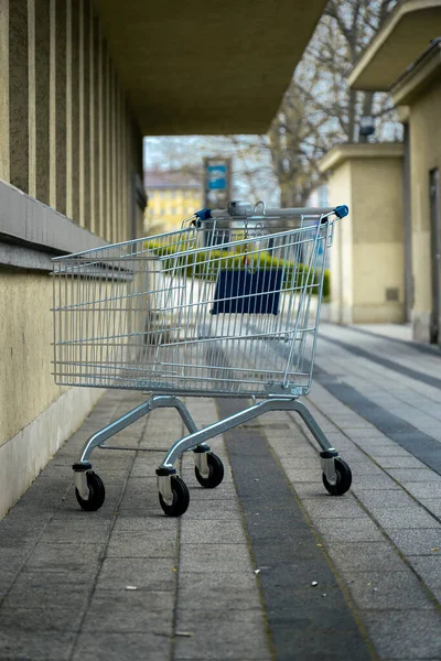 Prázdný Nákupní Košík Venku — Stock fotografie