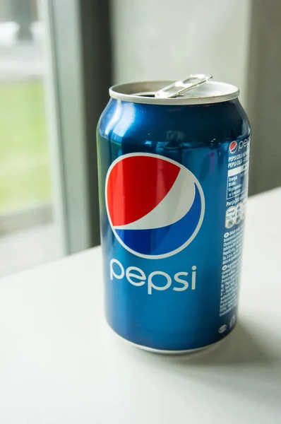 Poznan Polsko 2013 Plechovka Pepsi Coly Stojící Stole — Stock fotografie