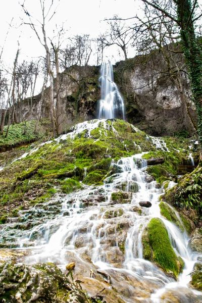 Eine Vertikale Aufnahme Eines Wasserfalls Mit Bemoosten Felsen Wald — Stockfoto