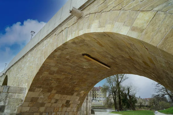 Colpo Basso Old Stone Bridge Sul Danubio Ratisbona Germania — Foto Stock