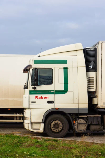 Poznan Polen Dec 2015 Geparkeerde Zware Vrachtwagen Met Raben Bedrijfslogo — Stockfoto