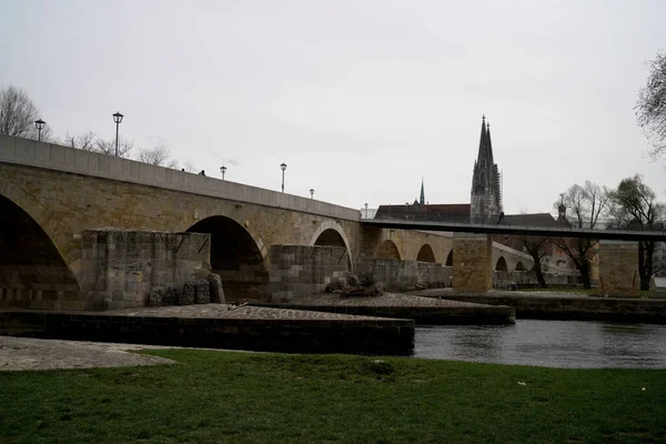 Almanya Nın Regensburg Kentindeki Tuna Nehri Üzerindeki Eski Taş Köprü — Stok fotoğraf