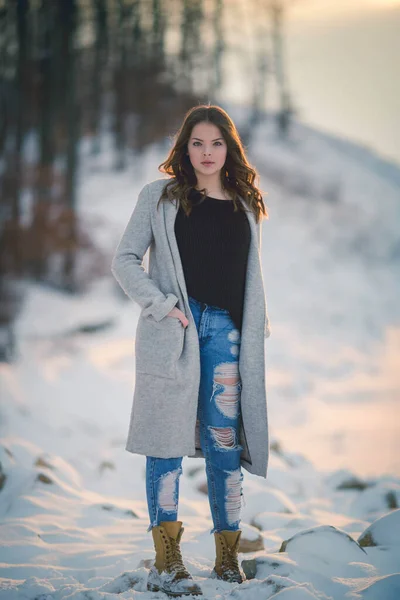 Une Belle Femme Caucasienne Bosniaque Manteau Bottes Regardant Caméra Avec — Photo