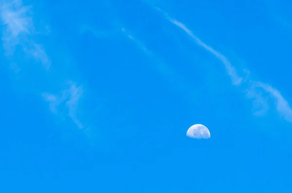 真っ青な空の月 — ストック写真