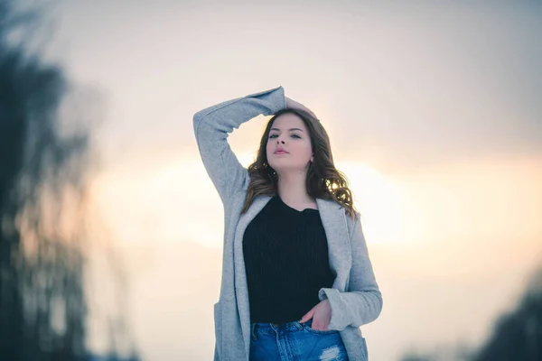 Shallow Focus Brunette Woman Wearing Cardigan Sweater Posing Forest Winter — Stock Photo, Image