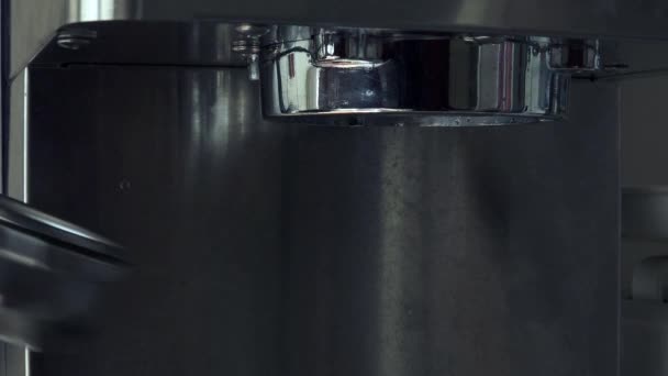 将钢制咖啡滤嘴放入浓缩咖啡机滤嘴中 — 图库视频影像