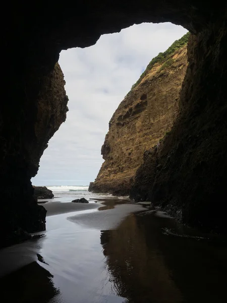 从皮哈布洛尔洞穴的黑暗中看到大海 新西兰奥克兰皮哈海滩 — 图库照片