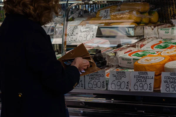 Cremona Włochy Kwi 2021 Ludzie Kupujący Otwartym Rynku Ulicznym Masce — Zdjęcie stockowe