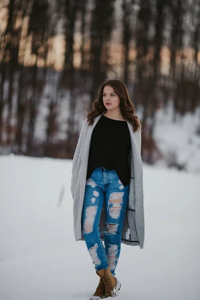 Uma Jovem Mulher Caucasiana Vestindo Uma Camisa Preta Jeans Uma — Fotografia de Stock