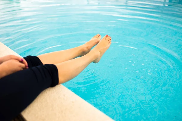 Närbild Kvinna Som Sitter Kanten Poolen Med Benen Vattnet — Stockfoto