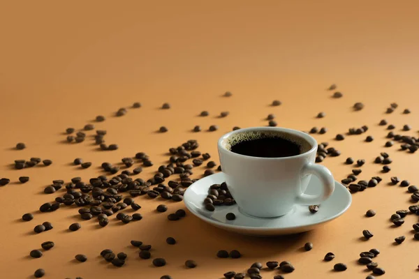 Κοντινό Πλάνο Ενός Φλιτζανιού Φρέσκου Μαύρου Καφέ Μια Πορτοκαλί Επιφάνεια — Φωτογραφία Αρχείου