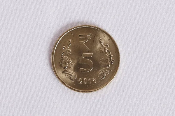 Ένα Ινδικό Νόμισμα Πέντε Ρουπίες Απομονωμένο Λευκό Φόντο — Φωτογραφία Αρχείου