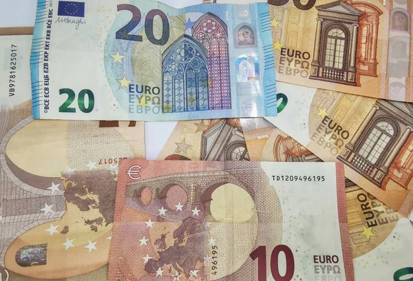 Eine Hochwinkelaufnahme Verschiedener Euro Banknoten Die Auf Einer Oberfläche Verteilt — Stockfoto