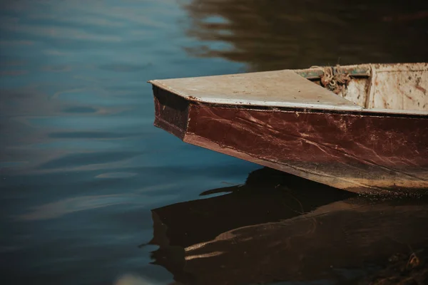 湖面上木船边缘的特写镜头 — 图库照片