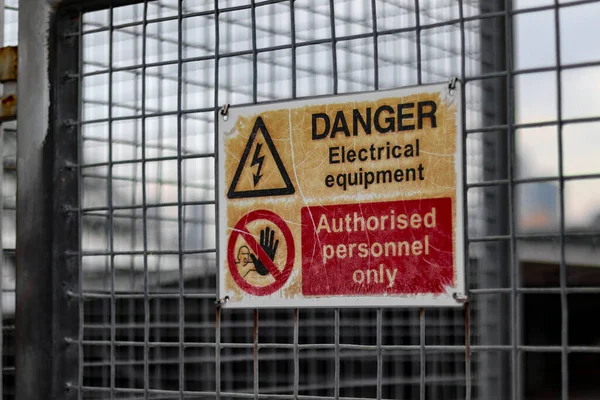 フェンスに取り付けられた金属に書かれた 危険物電気設備 の標識の閉鎖 — ストック写真
