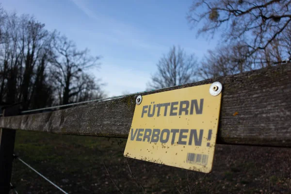 Tiro Sinal Amarelo Com Texto Alemão Futtern Verboten Significa Inglês — Fotografia de Stock