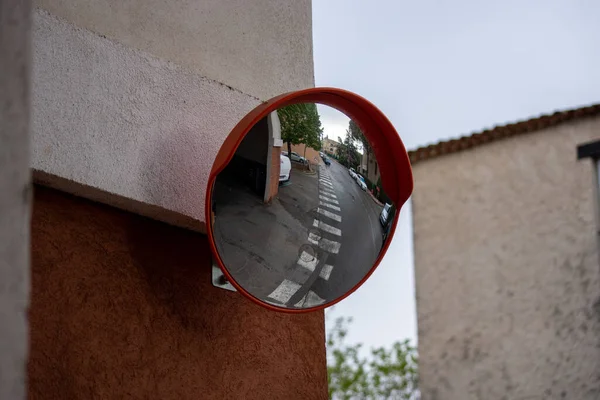 法国白金石 2021年4月16日 街道拐角处的镜子图片 — 图库照片