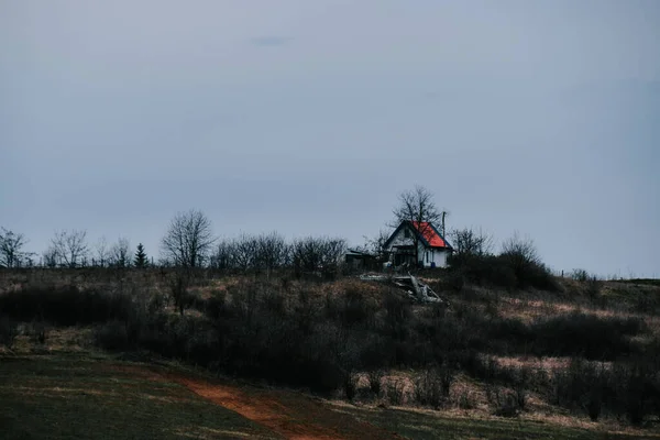 Scenic View House Top Hill Countryside Gloomy Sky — Stock Photo, Image