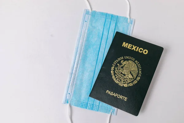 白色表面上的人脸和墨西哥护照的头像 Covid 19旅行限制简况 — 图库照片