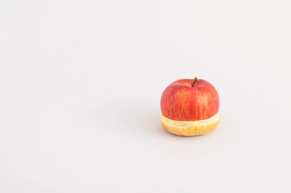 Tiro Close Meio Uma Maçã Cima Donut Conceito Comida Saudável — Fotografia de Stock