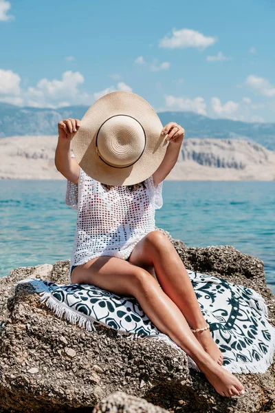 Vertical Shot Beautiful Sexy Woman Hat Sunglasses Enjoying Summer Sea — Stock Photo, Image