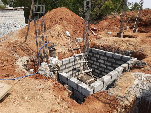 農村部のセメントブロックと人工砂と新しい建物の建設 — ストック写真
