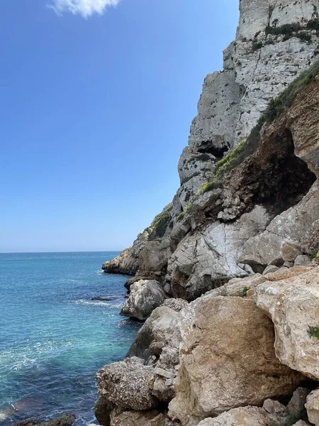Een Prachtig Uitzicht Golvende Oceaan Rotsachtige Kliffen Onder Blauwe Lucht — Stockfoto