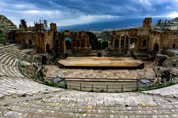 Ancient Greek Theatre Taormina Background Etna Volcano Italy Sky Dark — Stock Photo, Image