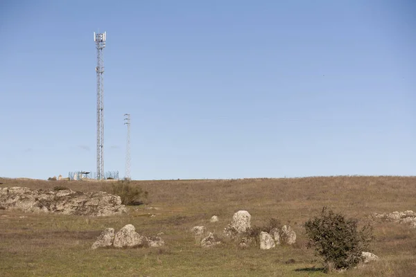 Telekomünikasyon Kule Hücreleri Kırsal Alandaki Bir Çayır Üzerinde Mobil Iletişim — Stok fotoğraf