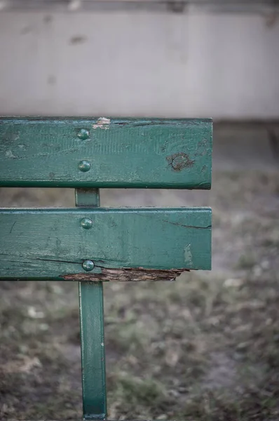 Vertikal Bild Gammal Trägrön Bänk Parken — Stockfoto