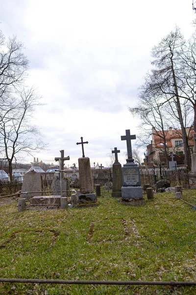 Disparo Vertical Las Lápidas Cementerio Bajo Cielo Nublado —  Fotos de Stock