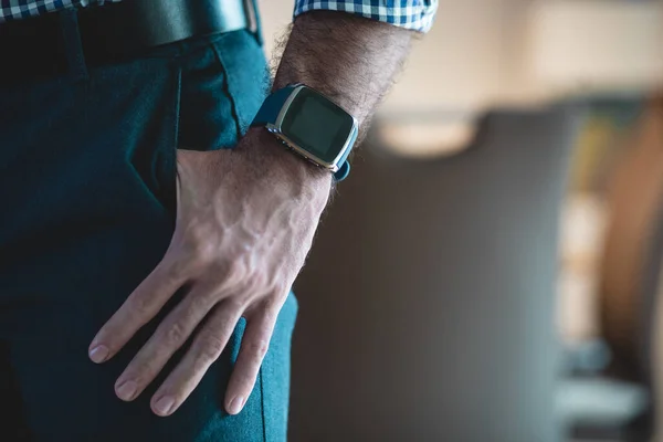 Primer Plano Hombre Con Estilo Con Pulgar Bolsillo Con Reloj — Foto de Stock