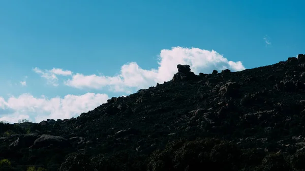 Скеляста Темна Гора Під Хмарним Небом — стокове фото